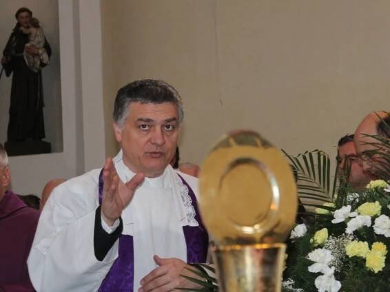 Kardinál Duka hovořil u rakve. S děkanem se loučily davy lidí