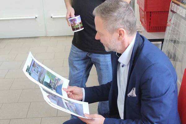 Hejtman Vítězslav Schrek si se zájmem prohlédl fotky, jak vypadala budova obchodu dříve a dnes.
