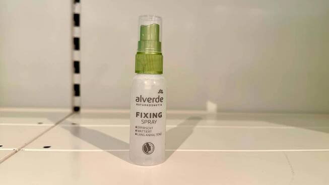 Getestet: Ein Fixing-Spray auf einem weißen Regal.