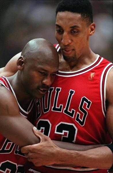 Scottie Pippen, right, embraces an exhausted Michael Jordan following thei… | Michael jordan chicago bulls, Michael jordan basketball, Michael jordan scottie pippen