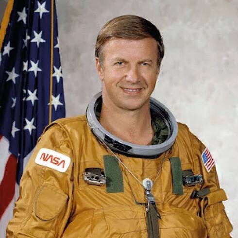 Paul Joseph Weitz: *25.7.1932, americký astronaut
