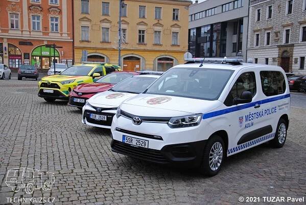 Toyota darovala vozidla městské policii a záchranné službě v Kolíně - TECHNIKAIZS.cz