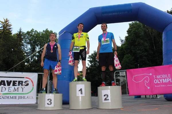 FOTO: Horká středa patřila v Jihlavě Olympijskému běhu. Závodilo 402 běžců