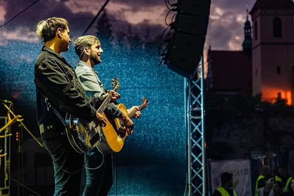 Kapela Jelen zahájila Krumlov Open Air 2024. Zaplnila Pivovarskou zahradu