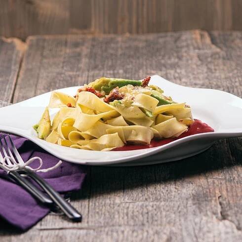 Pappardelle mit Weichkäse-Sauce und Rotweinbutter