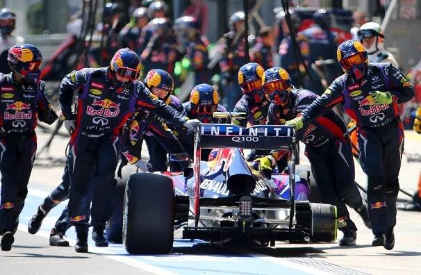 Muži v ohrožení? Každý v depu F1 by měl dostat helmu