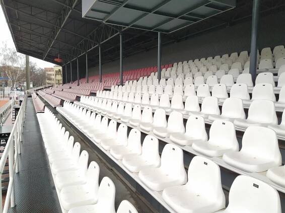 Na Třinec 1 000 osob, fanoušci na dvou tribunách. Jižní trvale uzavřena pro špatnou statiku.