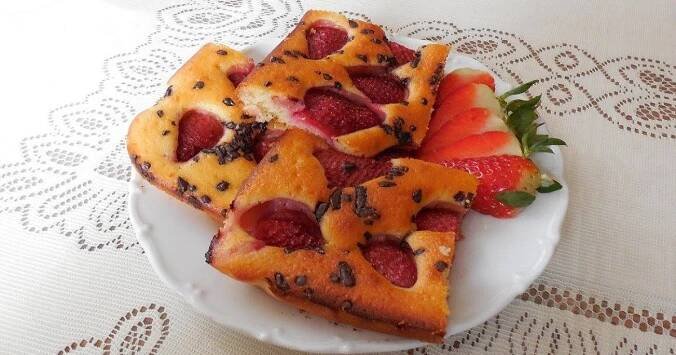 Bublanina s jahodami podle paní Kazdové: Díky 1 ingredienci v těstě je velmi jemná a vláčná!