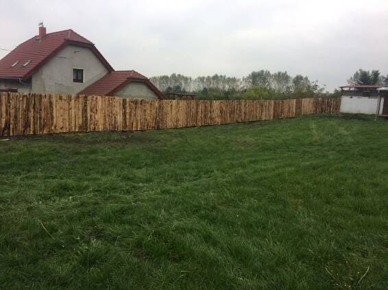 Plotové pole a stavebnice dřevěných štípaných plotů www.stipaneploty.cz