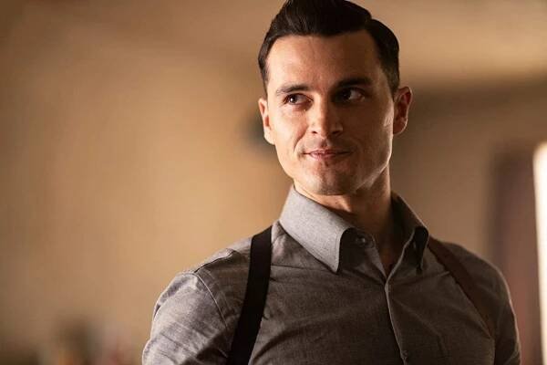 Projekt Modrá kniha - Skautský vedoucí - Z filmu - Michael Malarkey