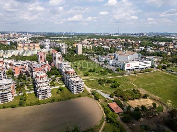 Byt s jedinečnými výhledy z obrovské terasy „Rezidence Park Hostivař“ z projektu od Central Group z roku 2007