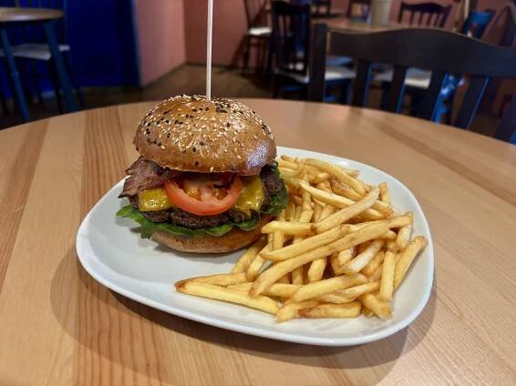 Burger se slaninou a čedarem i hranolky pro 1 či 2 osoby