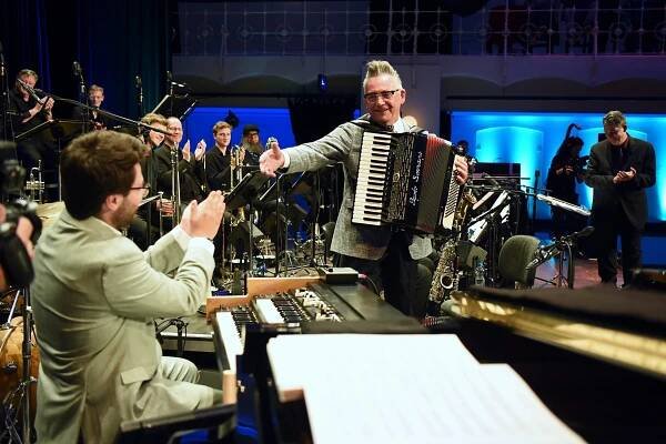 Götz Alsmann mit Akkordeon und Simon Oslender an der Orgel während eines Auftritts mit der WDR Big Band.
