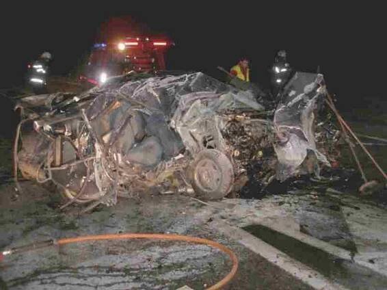 Auto vrazilo do betonového viaduktu, řidič zemřel