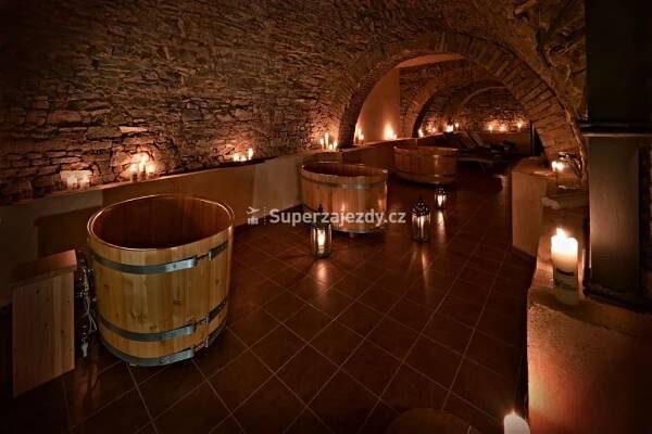 ZÁMEK WICHTERLE HOTEL A PIVNÍ LÁZNĚ SLAVIČÍN - Česká Republika - Východní Morava - Zlínsko a Luhačovicko | Superzajezdy.cz