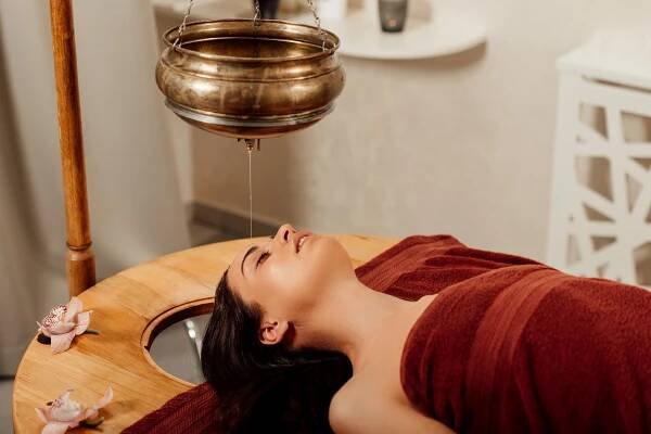 Itoozhi Ayurveda explains Shirodhara Massage in Ayurveda