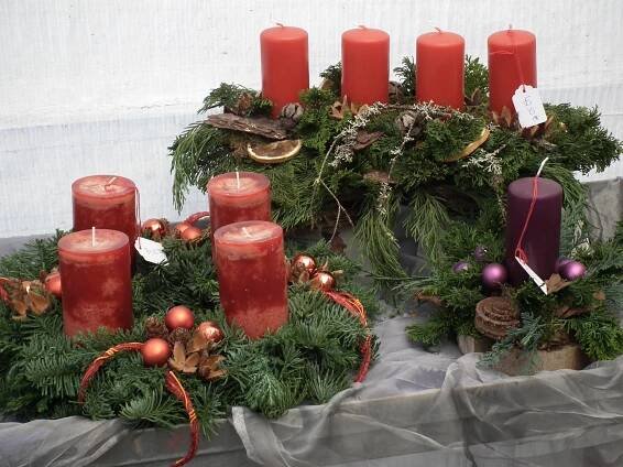Soubor:Gestecke und Kränze zum Advent.JPG – Wikipedie