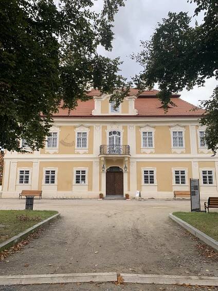 Soubor:Panenské Břežany Horní zámek 2.jpg – Wikipedie
