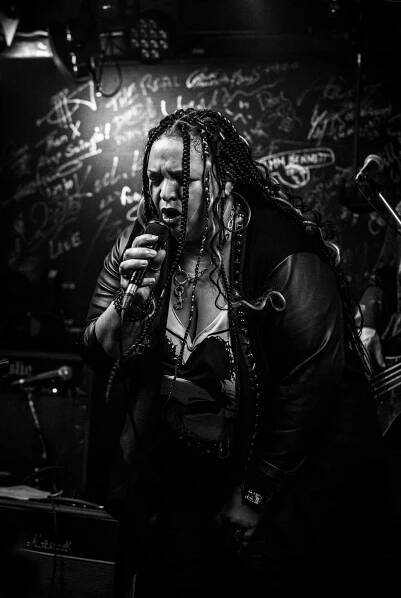 Davina Robinson | The Only American Powerhouse Blues Queen in Japan - GALLERY