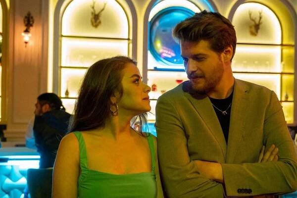 Seversin - Aşk Sürprizi - Z filmu - İlayda Alişan, Burak Yörük