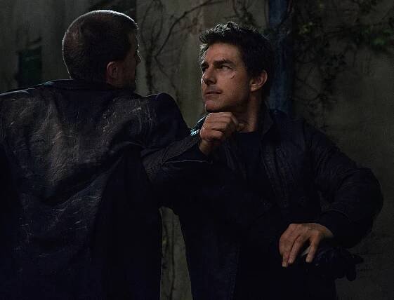 Tom Cruise and Patrick Heusinger in Jack Reacher: Nevracej se (2016)