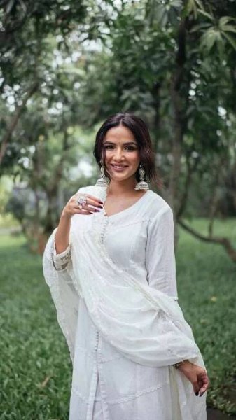 Jasmine Bhasin is a dreamlike vision in stunning white salwar suit