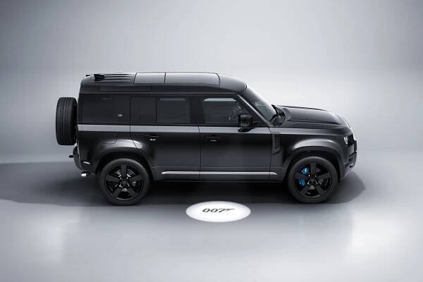 Land Rover Defender Bond odkazuje na agenta 007 a odkládaný film
