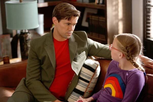 Úplně normální - Sofa's Choice - Z filmu - Andrew Rannells, Bebe Wood