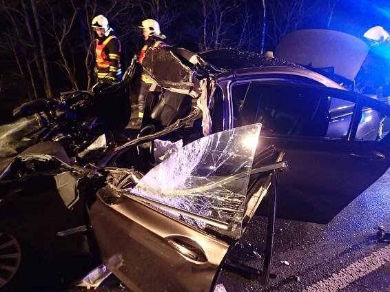 Auto narazilo u Bochova na Karlovarsku do kamionu, dvě osoby museli hasiči vyprostit | POŽÁRY.cz - ohnisko žhavých zpráv