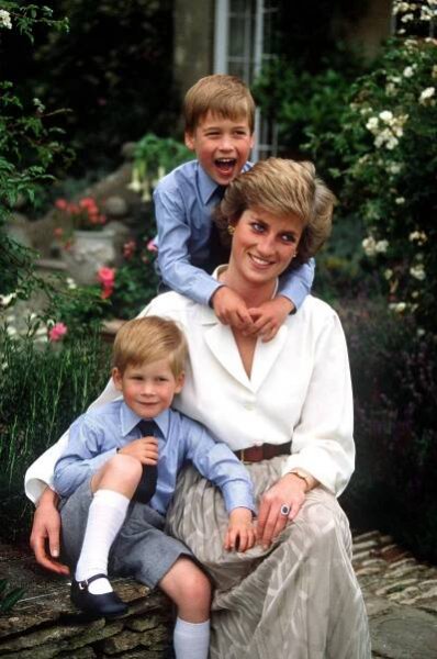 O loučení s matkou, slzách a bolestech: Detaily z memoárů prince Harryho - Zivot