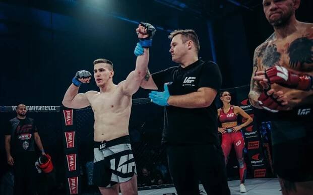 David Hošek: IAF platí lépe než Oktagon. V boxu bych vyzval Kubu Štáfka