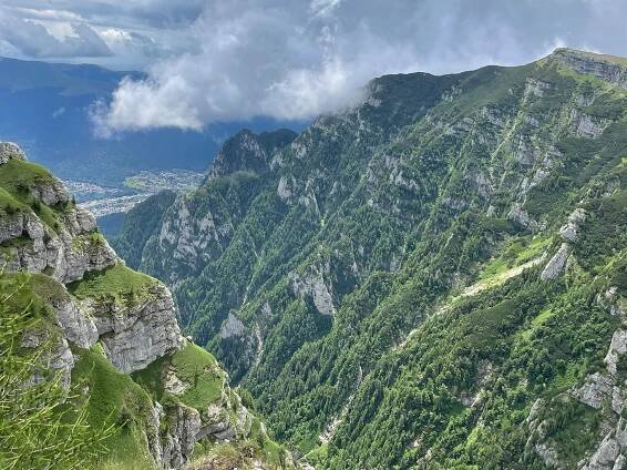 Hornatá krajina v rumunském pohoří Piatra Mare