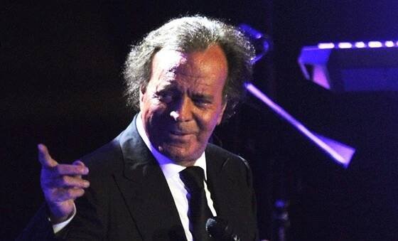 V pražské O2 areně vystoupil 23. června 2012 španělský zpěvák Julio Iglesias.