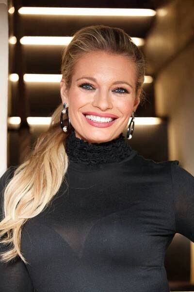 S rouškou, ale vždy sexy! Lucie Borhyová ukazuje vnady i v karanténě