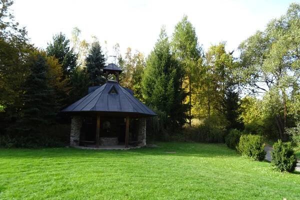 Fotografie - Turistický přístřešek u kaple - Hrádek u Vlašimi - Ctiboř - 20.10.2021