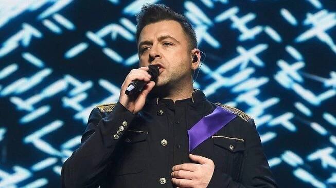 Zpěvák ze slavného irského boybandu a jeho snoubenec se stali rodiči - Super.cz