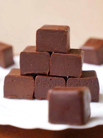 Ein Stapel glatter, quadratischer Stücke Schokoladenfudge. 