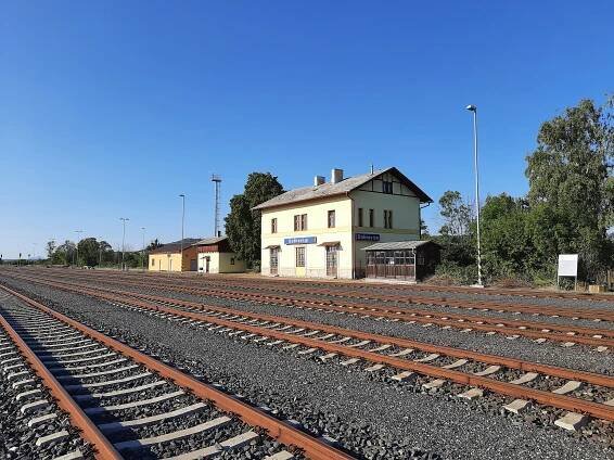 Soubor:Dobrovice - žel. zastávka 4.jpg