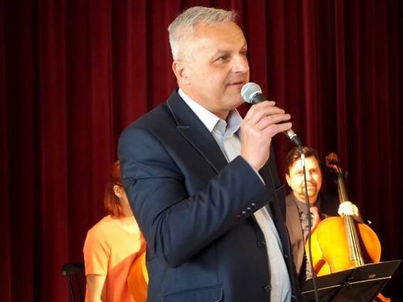 Začal Týden s Miroslavem Macháčkem. Připomíná režiséra s nymburskými kořeny