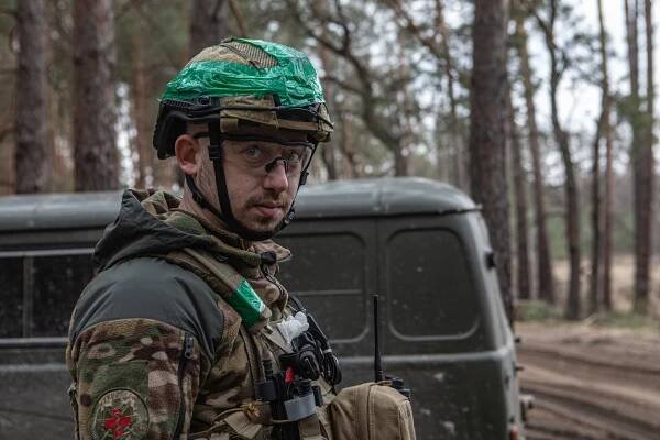 Sama na frontě. Kdyby něco, tady je granát, řekl mi a odešel pomáhat raněným