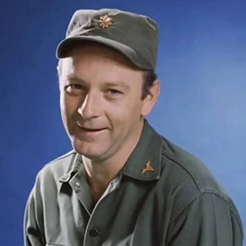 Larry Linville: Herec byl známý coby postava majora Franklina Marion Burnse.