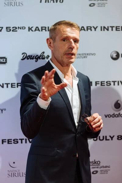 Chcete mít v CV smrt podřízeného? Lambert Wilson ve Varech uvedl film o sebevraždě v korporaci | Hospodářské noviny (HN.cz