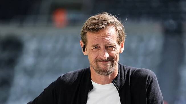 Peter Crouch begs fans not to share hilarious clip of former England star attempting to play golf