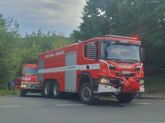 Plameny a černý dým v Praze 4. Hasiči zasahovali u požáru skladů