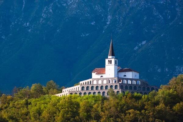 Kostnice, Kobarid, Slovinsko
