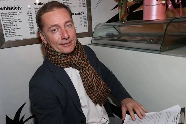 Fantastická chalupa Petra Vondráčka: Dům postavil jeho praděda. Herec z ní vytvořil zvláštní vtipné retro