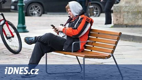 Nové lavičky v Plzni mají bránit lidem v polehávání. Ne všem se líbí - iDNES.cz