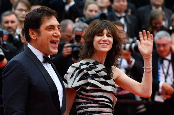 Kde nechal oscarový herec svou krásnou manželku? V Cannes objímal její kolegyni