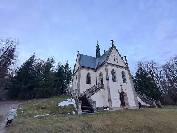 Lidé vzpomínají na Karla Schwarzenberga u zámku i hrobky na Orlíku, podívejte se