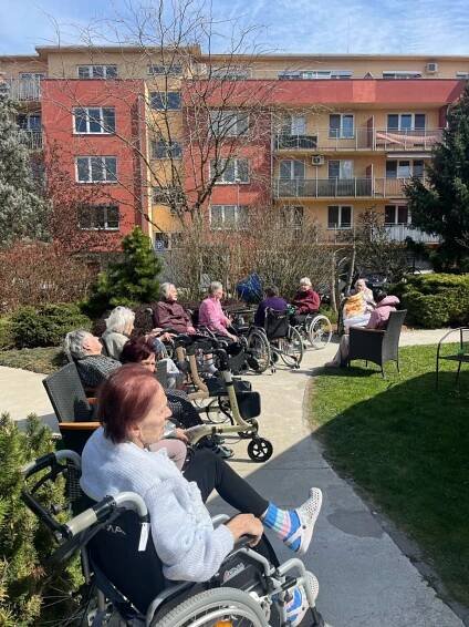 Jarní chvíle v zahradě SeniorCentra Modřice - Modřice